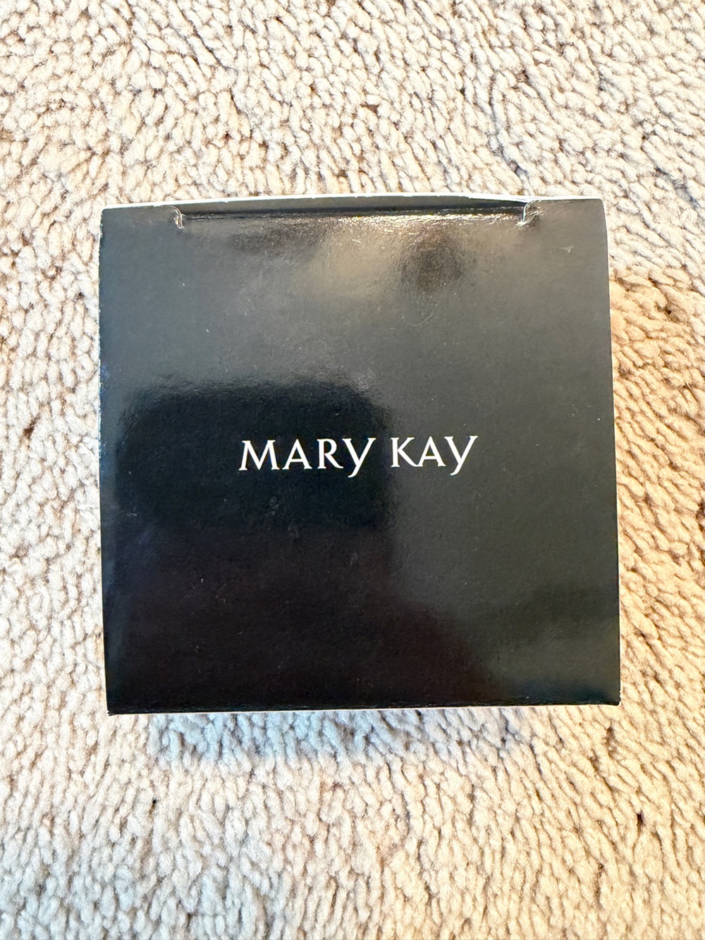 Mary Kay Silky Setting Powder Compact in Black and White NEW never used